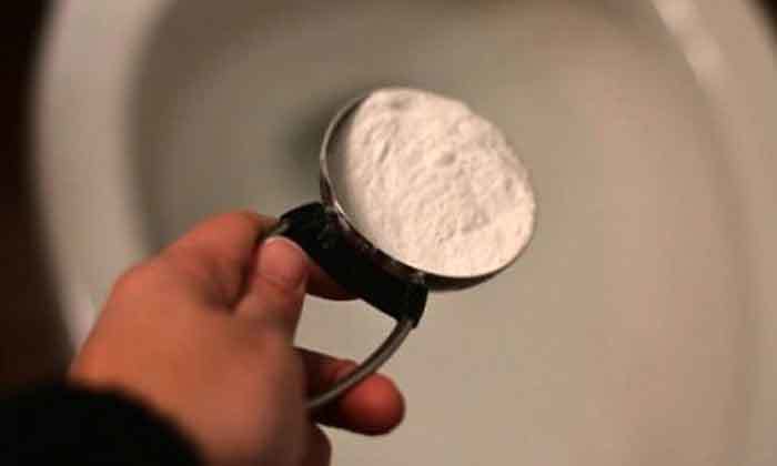 unclog-toilet-with-baking-soda