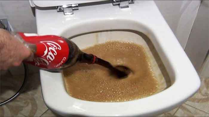 clean-toilet-using-coca-cola