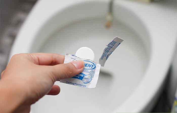 clean-toilet-with-denture-tablets