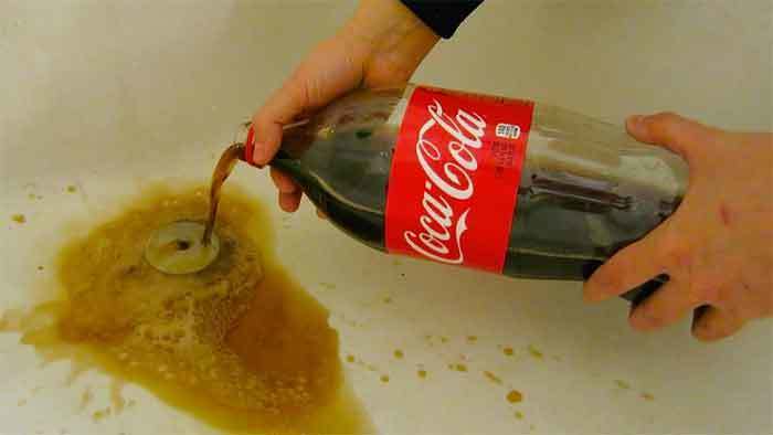 cleaning-drains-with-coke
