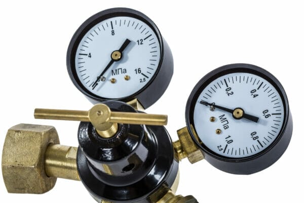 Gas pressure regulator with manometer, isolated with clipping pa