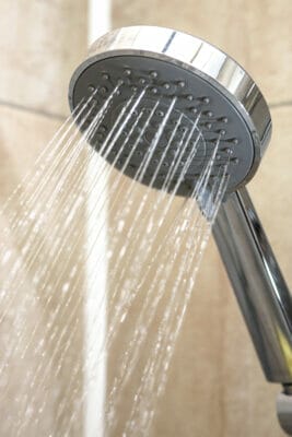 27056934_water-flows-from-the-shower